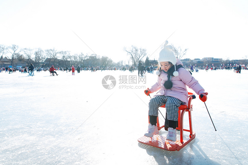 快乐的小女孩在溜冰场玩耍图片