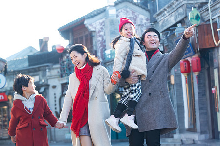 幸福的一家人逛街旅行图片