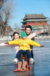快乐的一家人在滑冰场玩耍图片