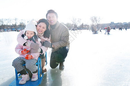 什刹海冬快乐的一家三口坐冰车玩耍背景