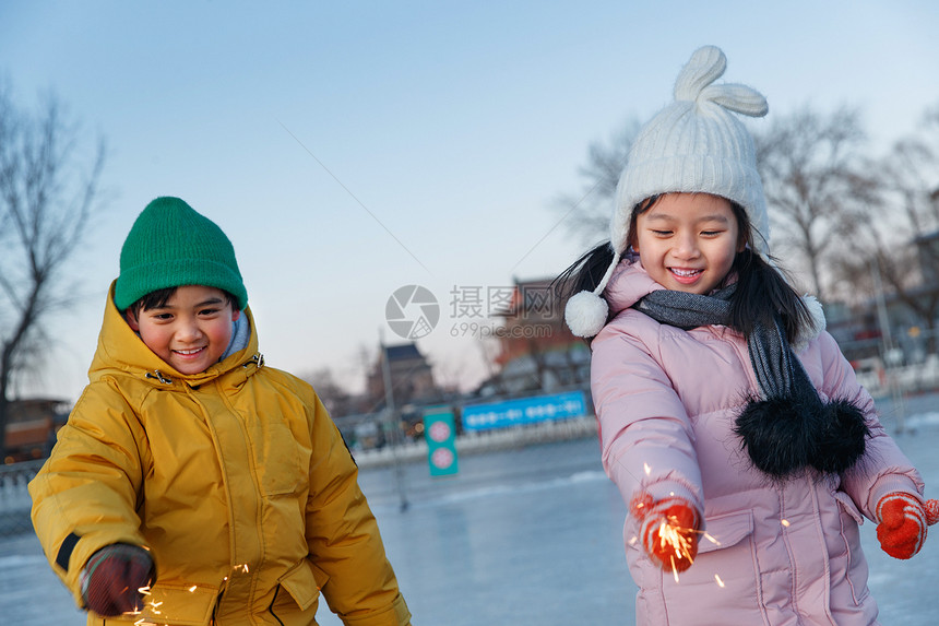 快乐儿童在溜冰场放烟花图片