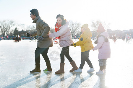 快乐家庭在溜冰场滑冰图片