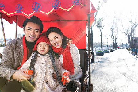 一家三口坐人力黄包车旅游背景图片