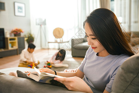 母亲和男孩女孩在客厅高清图片