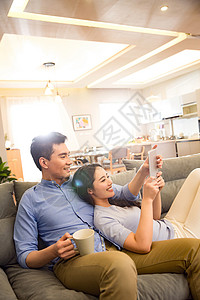 浪漫夫妇在客厅高清图片