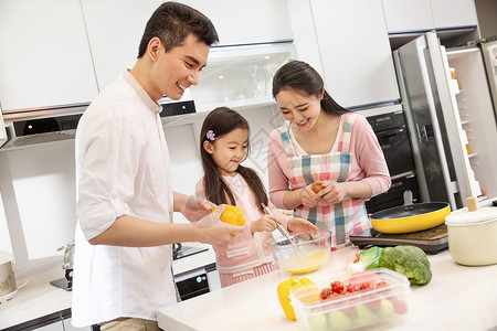 端锅的女孩幸福家庭在厨房背景