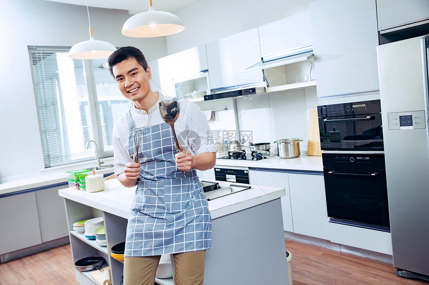 青年男人在厨房图片