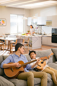 父亲在厨房父亲和男孩在弹吉他背景