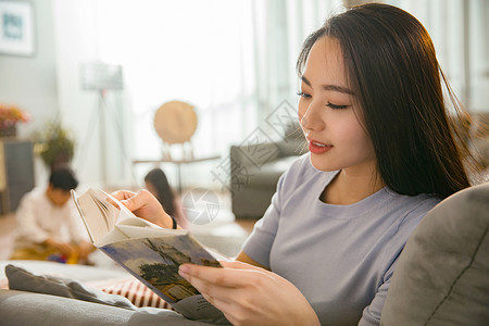 母亲和男孩女孩在客厅高清图片