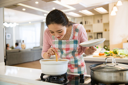 青年女人在厨房煲汤高清图片