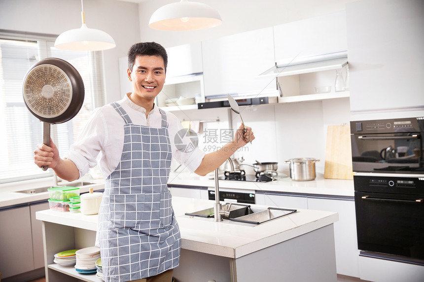 青年男人在厨房图片