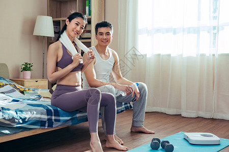 饮用垫铁青年男女健身背景