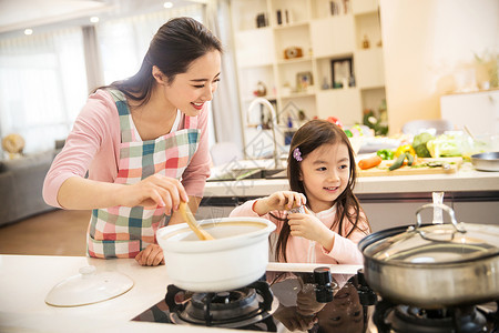 年轻妈妈和女儿在厨房图片