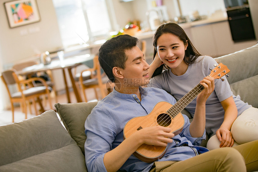 浪漫夫妇在客厅图片