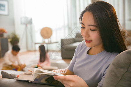 母亲和男孩女孩在客厅高清图片