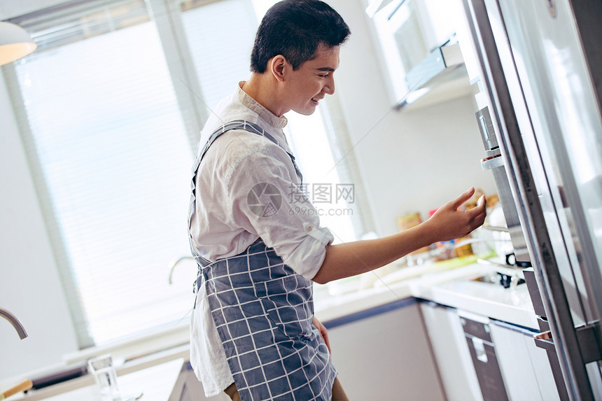 青年男人在厨房图片