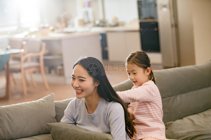 母亲和女孩在客厅图片