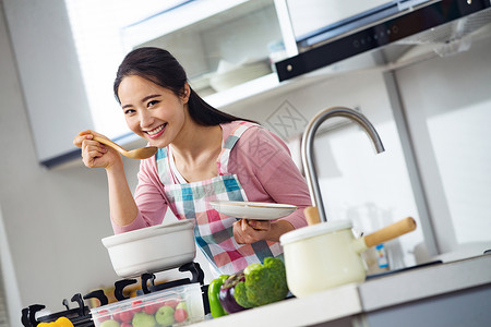 青年女人在厨房煲汤图片