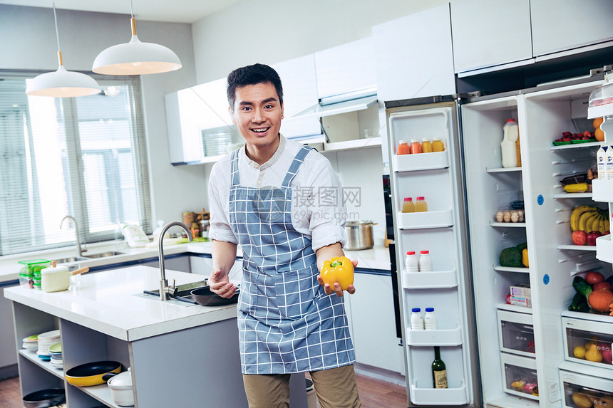 青年男人在厨房图片