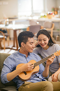 爱吉他的素材浪漫夫妇在客厅背景