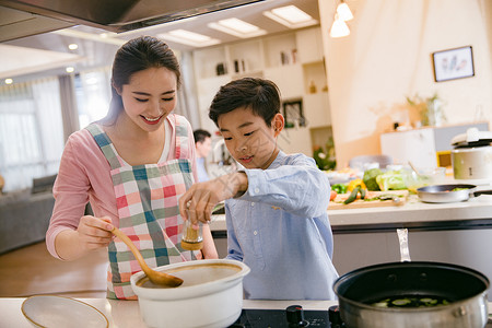 年轻妈妈和儿子在厨房图片