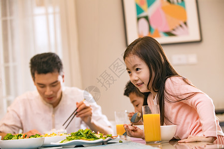 餐厅午餐活动幸福家庭在吃饭背景
