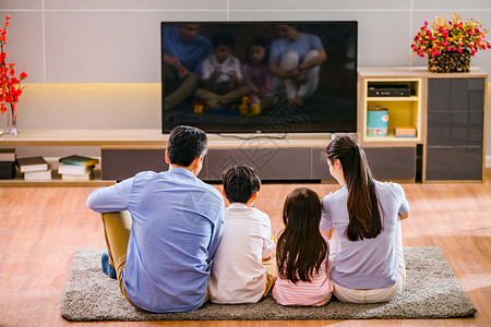 一群人看电视幸福家庭在看电视背景