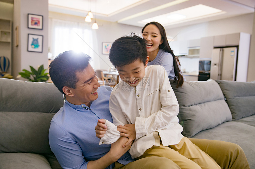 幸福家庭在客厅图片