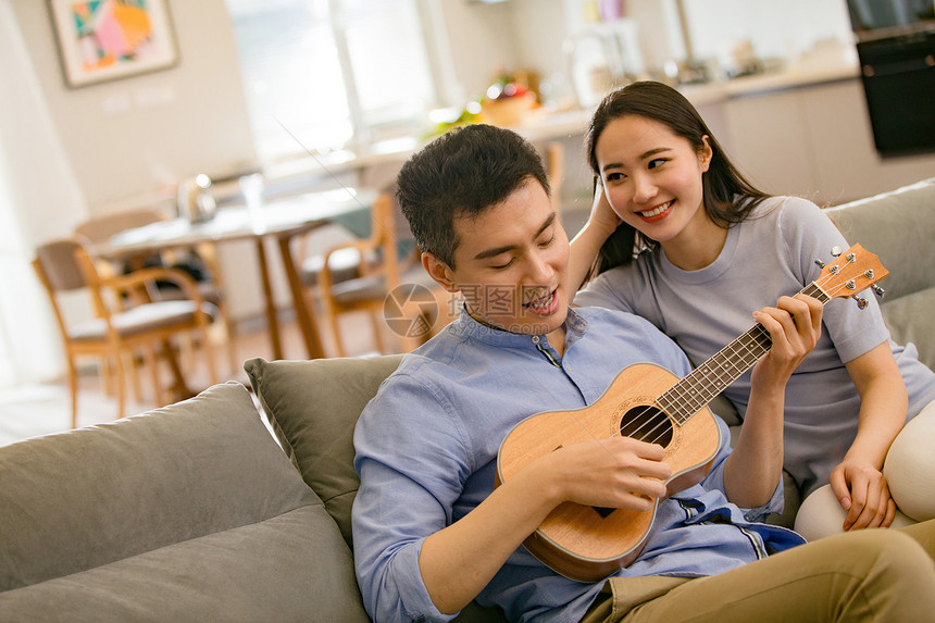 浪漫夫妇在客厅图片