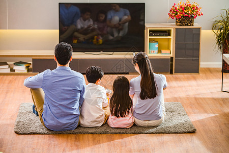 一群人看电视幸福家庭在看电视背景