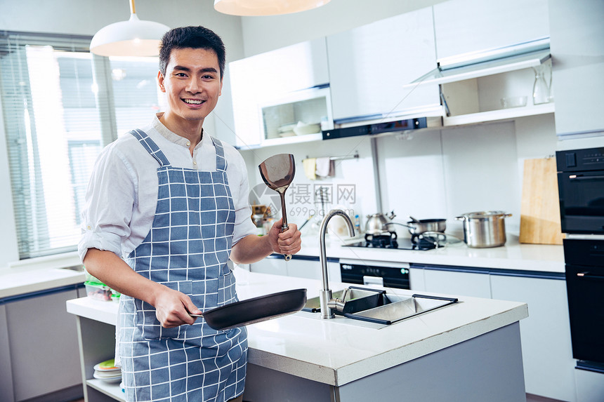 青年男人在厨房图片