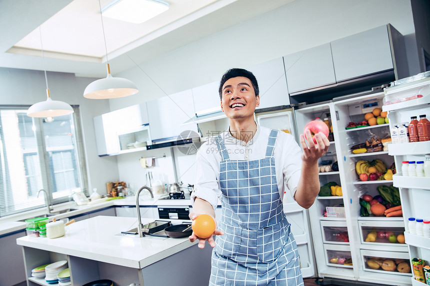 青年男人在厨房图片