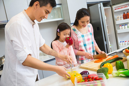 端锅的女孩幸福家庭在厨房背景