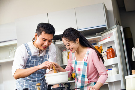 年轻夫妇在厨房煲汤图片