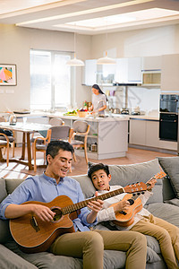 群演父亲和男孩在弹吉他背景