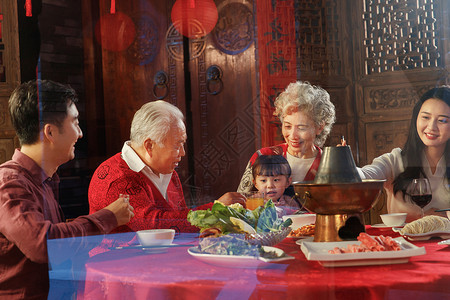 抱着福字的老鼠幸福东方家庭过年吃团圆饭背景