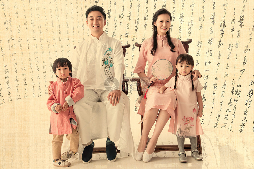 穿中式服装的复古家庭图片