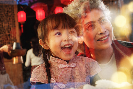 吃火锅表情小女孩和祖母看向窗外背景