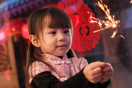 中式生日手拿烟花的可爱小女孩背景