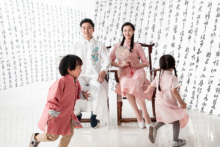 粉色半袖的男孩穿中式服装的复古家庭背景