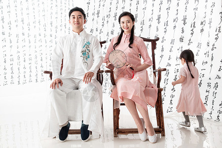 穿中式服装的复古家庭高清图片