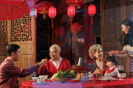 幸福东方家庭过年吃团圆饭图片