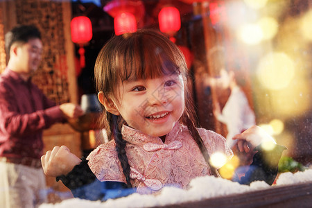 吃火锅表情可爱的小女孩看向窗外背景