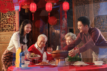 幸福东方家庭准备过年吃的团圆饭高清图片