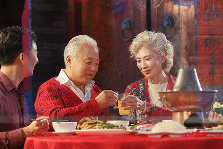 幸福老年夫妇干杯庆祝图片