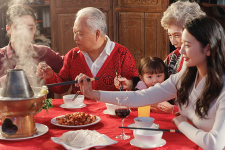 幸福东方家庭过年吃年夜饭图片