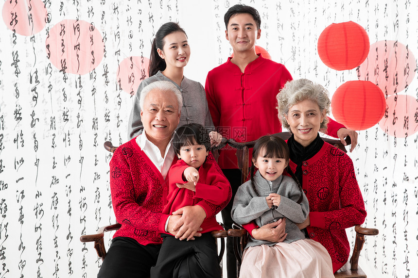 幸福的东方家庭庆贺新年图片