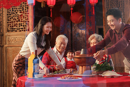 抱着鱼的男人幸福东方家庭准备过年吃的团圆饭背景