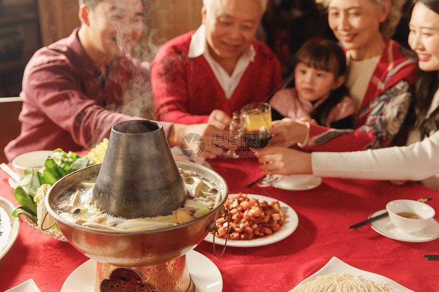 幸福的东方家庭过年举杯庆祝图片