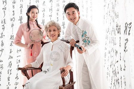 穿中式服装的复古家庭高清图片